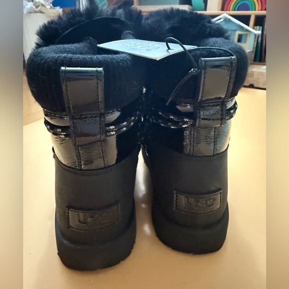 UGG HIGHLAND WATERPROOF BLACK BOOTS - Picture 3 of 5
